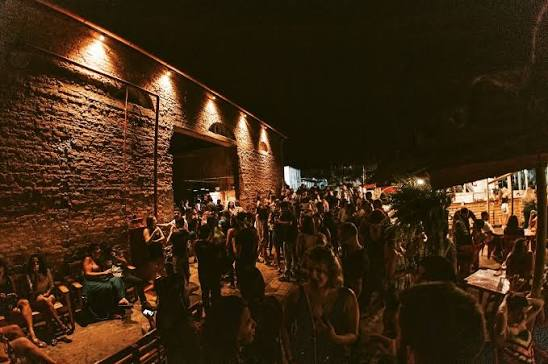 Público no pátio de tijolo aparente do Armazém Baixada